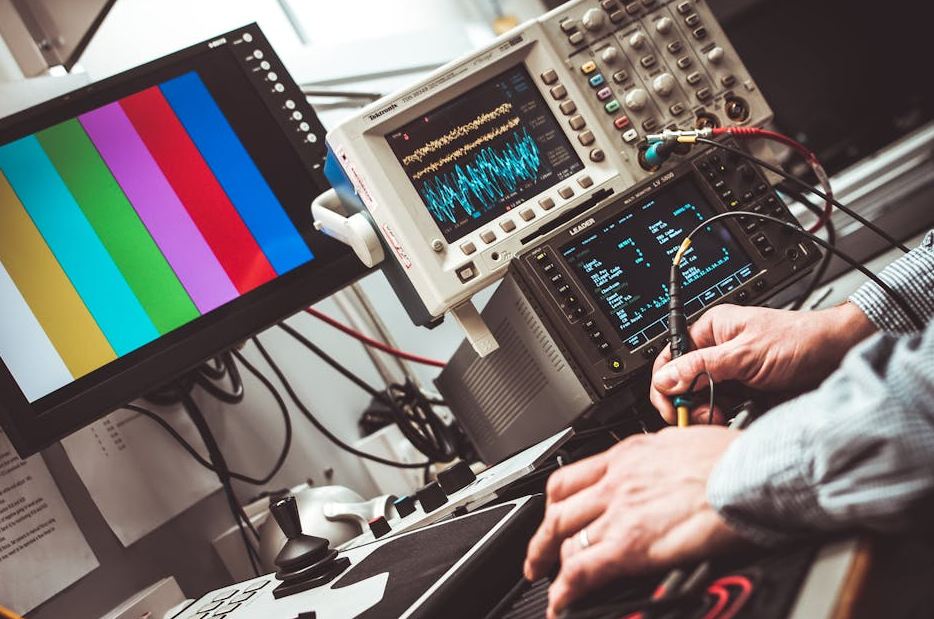 a98e06b1a0d65cbaf971fa60377aeeea.png Oscilloscope display showing stable electronic oscillations waveform from precision oscillator circuit